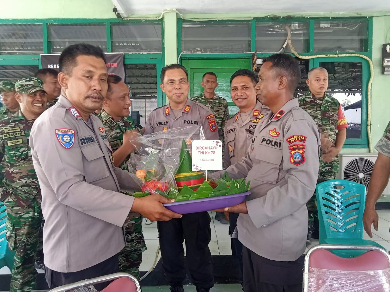 HUT TNI Ke 78 – 2023, Koramil 1306 / Palu, Di Kejutkan Kehadiran Kapolsek Palu Timur Dan Personil.