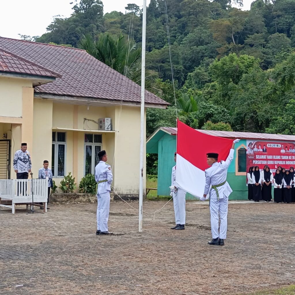 Ketua PGRI Aceh Singkil Pimpin Upacara HGN tahun 2023 di Pulau Banyak Barat