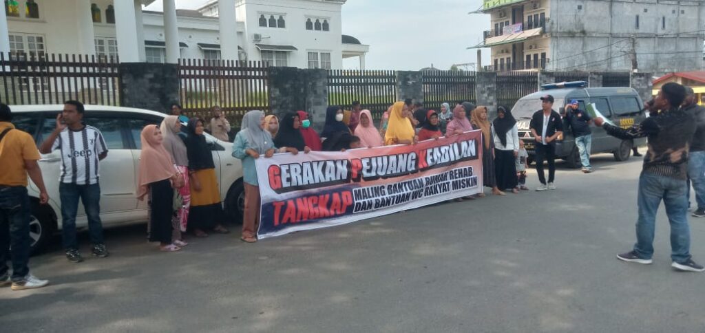 Gerakan Perjuangan Keadilan Melakukan Aksi Demo Di Depan Gedung Kejari Idi
