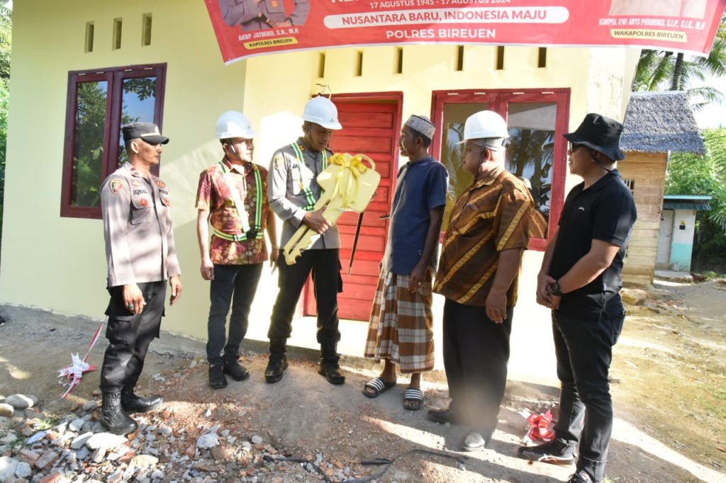 Kapolres Bireuen Resmikan Rumah Bantuan Layak Huni Untuk Samsul Taeb Warga Abeuk Usong