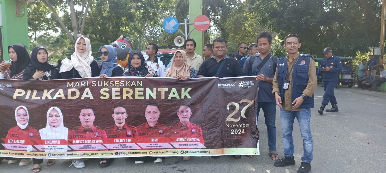 KIP Aceh Tamiang gelar sosialisasi Sukseskan Pilkada tahun 2024 ke masyarakat dan bagikan cinderamata Cempala Kuneng.