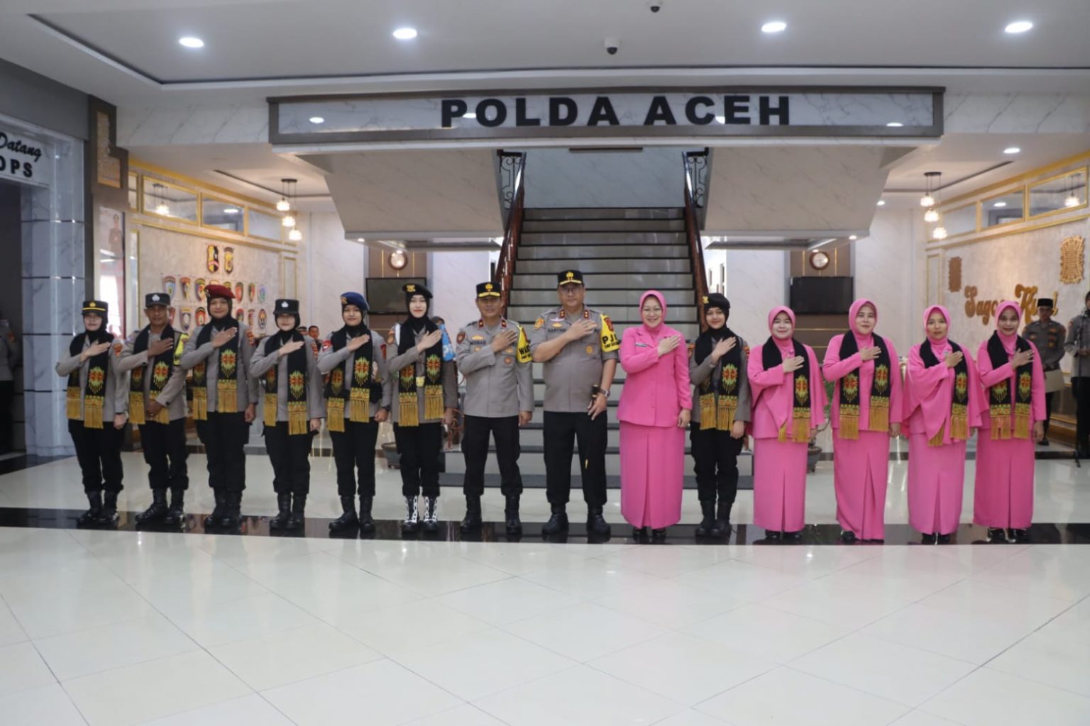 Kapolda Aceh Lepas Tujuh Personel Berprestasi dan Empat Bhayangkari untuk Berangkat Umrah