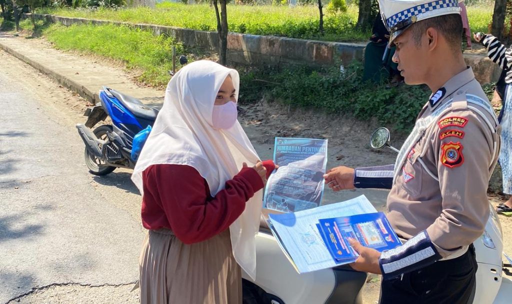 Sebar Brosur Operasi Keselamatan Seulawah 2025, Satlantas Polres Aceh Timur Ajak Masyarakat Tertib Berlalulintas