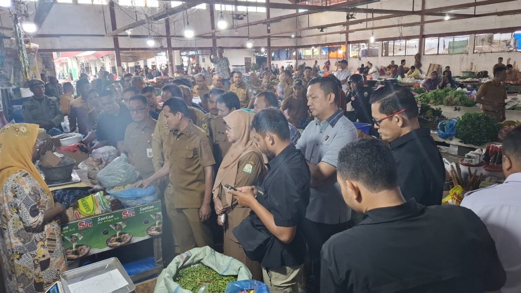Dirkrimsus Polda Aceh Dampingi Wakil Gubernur Aceh Sidak Pangan di pasar Tradisional