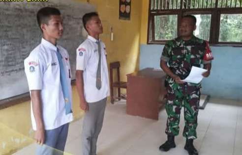 Personil Kodim,Sosialisasikan Rekrutmen TNI Kepada Siswa SMA Negeri danau Paris.