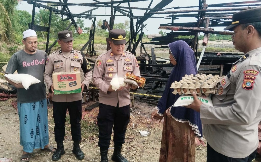 Kapolsek Peureulak Serahkan Bantuan Tanggap Darurat Kepada Warga Korban Kebakaran
