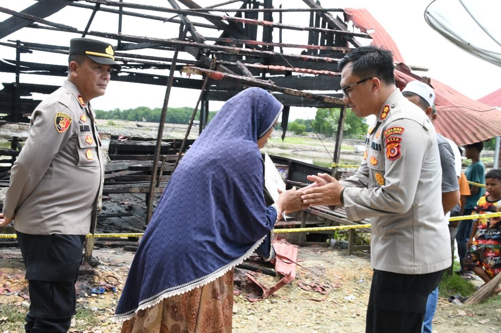 Ramadhan Peduli, Kapolres Aceh Timur Serahkan Bantuan Kepada Korban Kebakaran