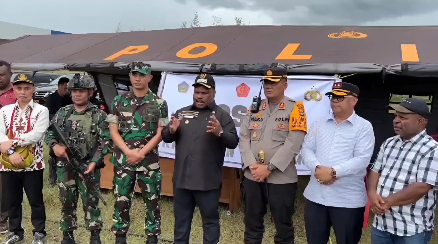 Bupati Yahukimo Bantah Isu Keterlibatan TNI-Polri jadi Guru dan Nakes: Siap Mundur jika Terbukti