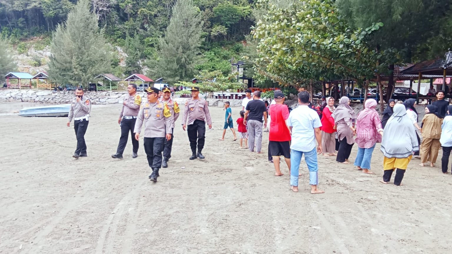 Kapolres Aceh Besar Patroli dan Memantau Situasi di Objek Wisata Pantai Riting Leupung