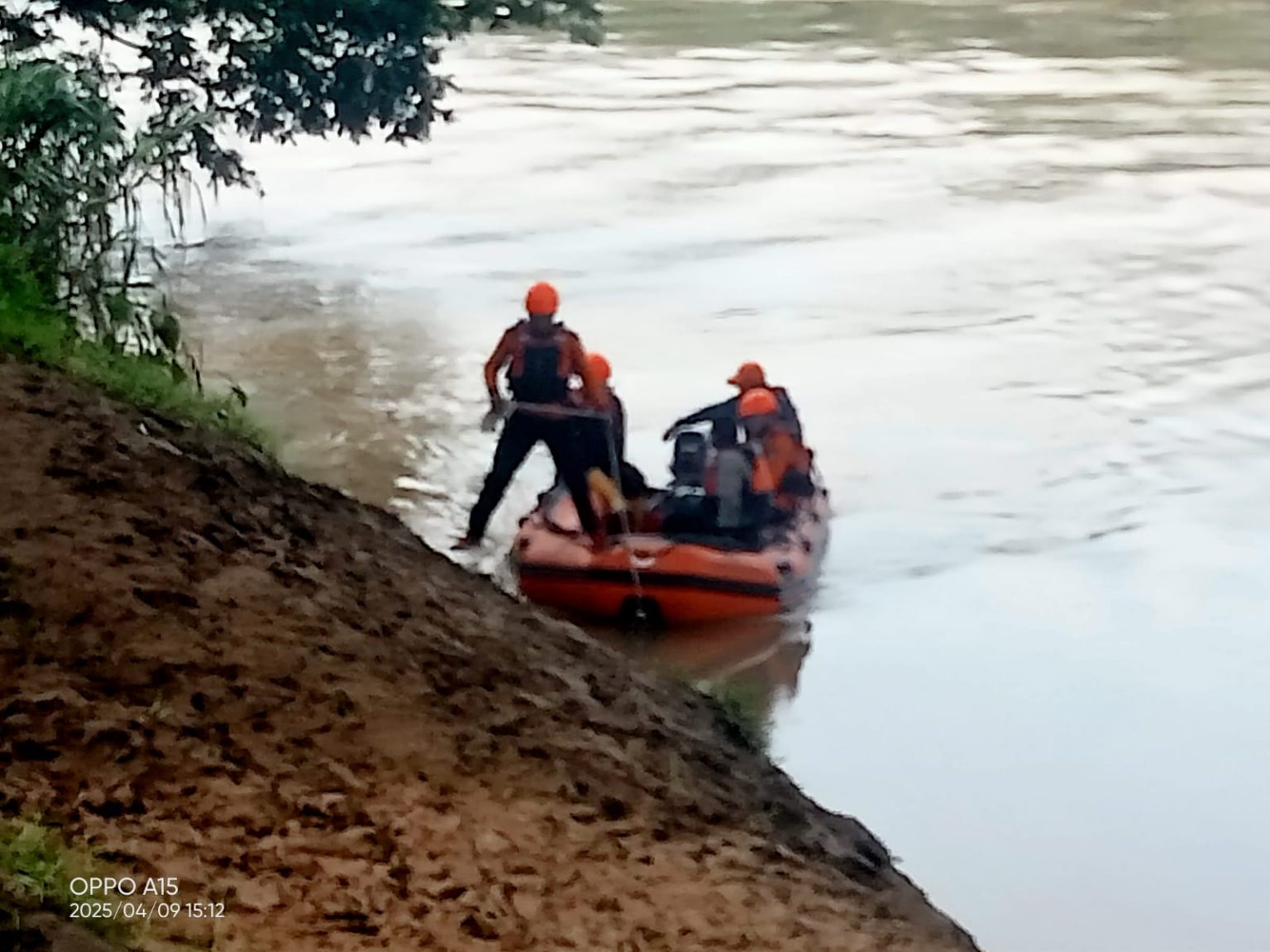 Ibu Hamil Lompat dari Jembatan Kuala Simpang, Tim SAR Lakukan Pencarian Intensif