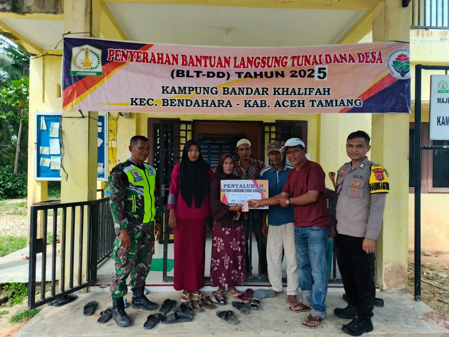 Bhabinkamtibmas Polsek Bendahara Monitoring dan Lakukan Pengamanan Penyaluran BLT-DD