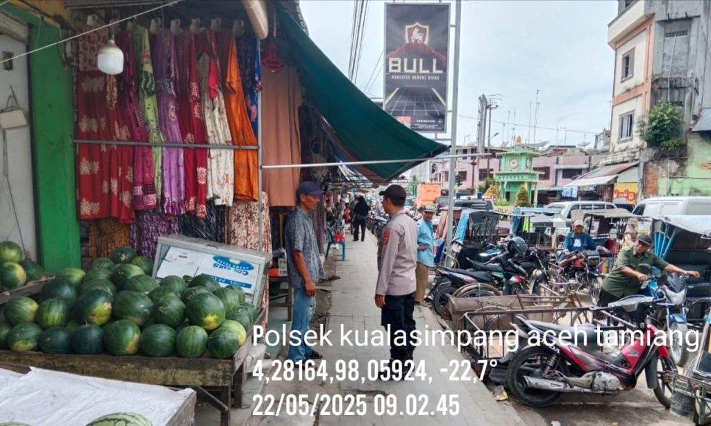 Lakukan Patroli Dialogis, Personil Polsek Kuala Simpang Berikan Himbauan Kamtibmas Kepada Masyarakat