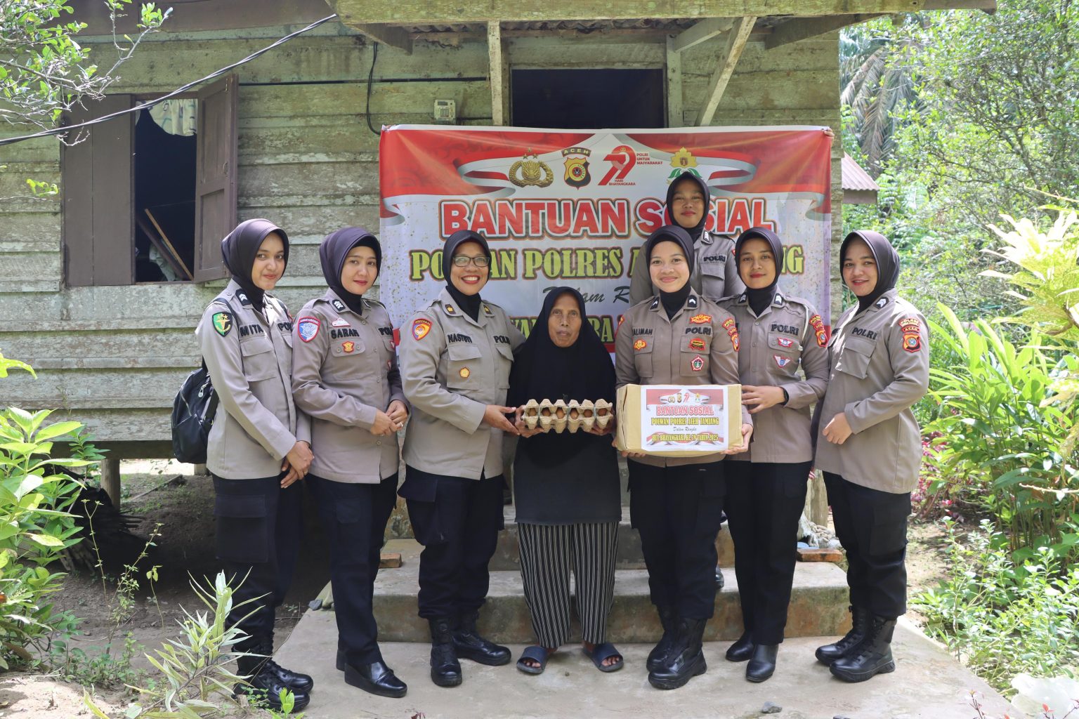 Dalam Rangka Hari Bhayangkara ke 79, Polwan Polres Aceh Tamiang Gelar Bansos