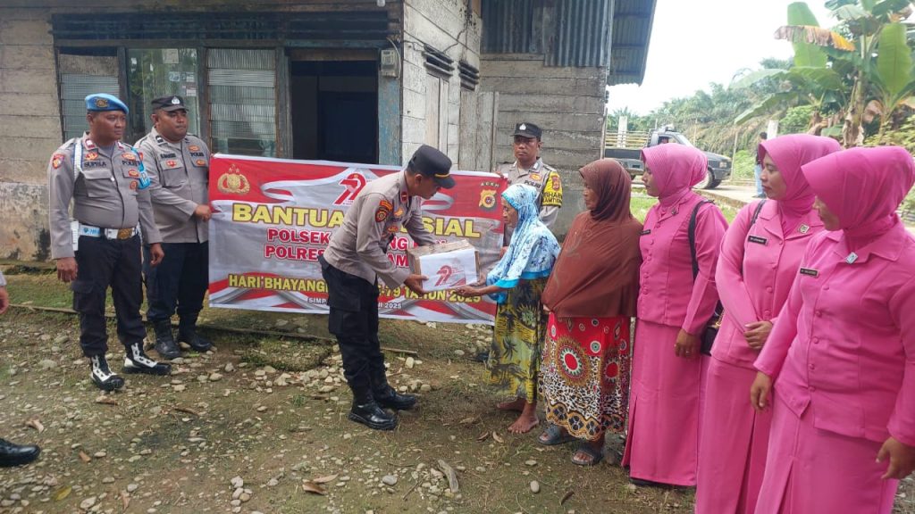 Polsek Simpang kiri , Berikan Bantuan Sosial Dalam Rangka Sambut Hari Jadi Bhayangkari Ke 79 “ Polri Untuk Masyarakat “
