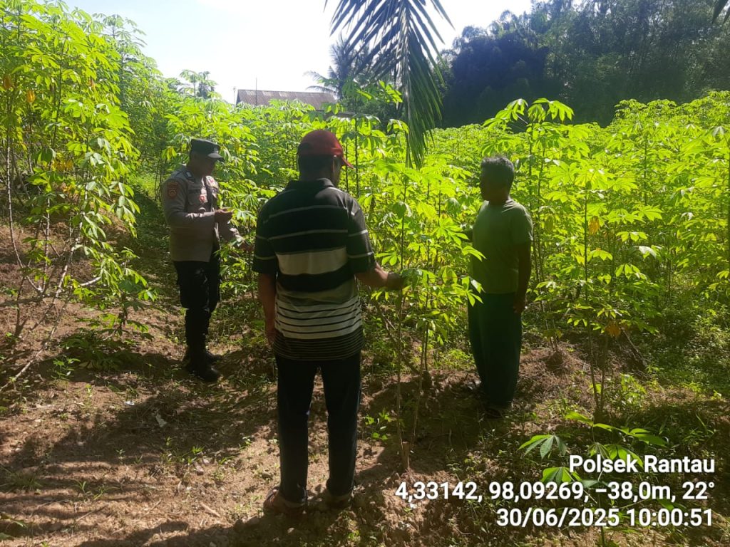 Menjalin Silaturahmi dan Kemitraan Bersama Warga, personel Polsek Rantau Sambang Warga