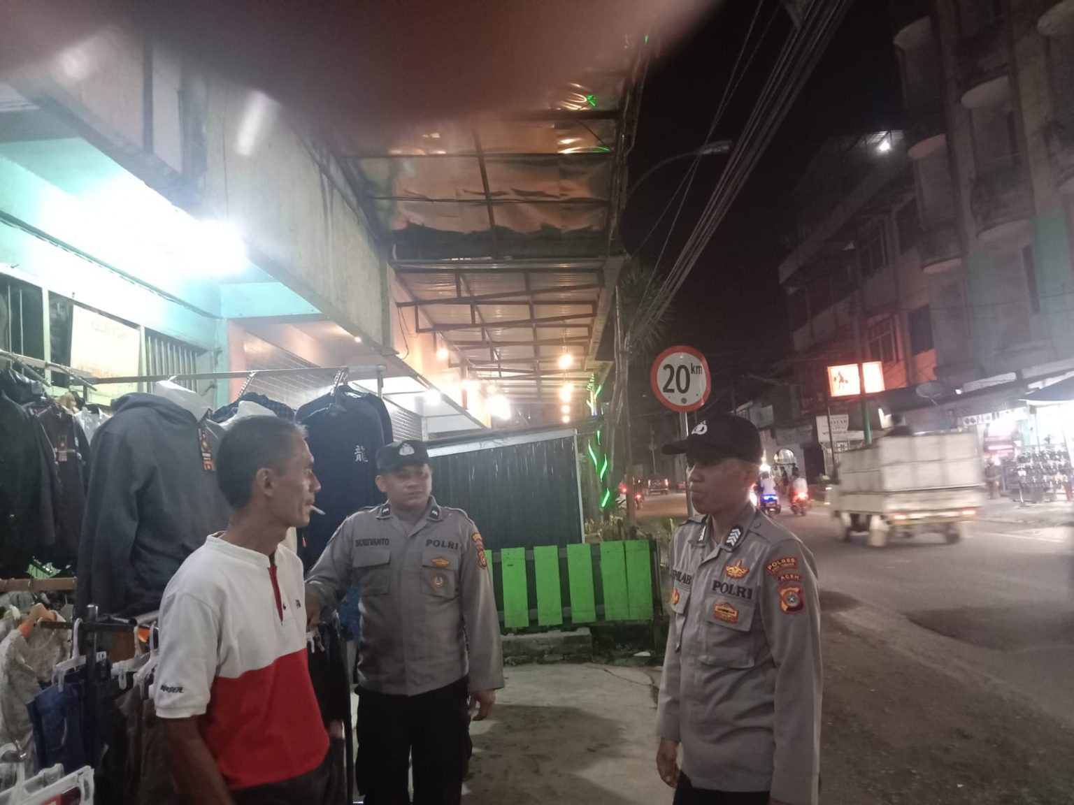 Personil Polsek Kuala Simpang Berikan Himbauan Kamtibmas dan Cegah Aksi Premanisme Melaui Patroli Dialogis