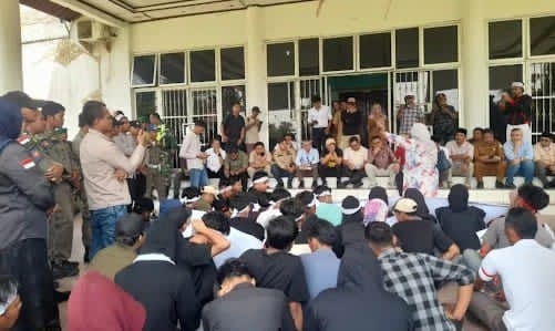 SOMPAS Gelar Aksi Unjuk Rasa di Depan Gedung DPRK Aceh Singkil