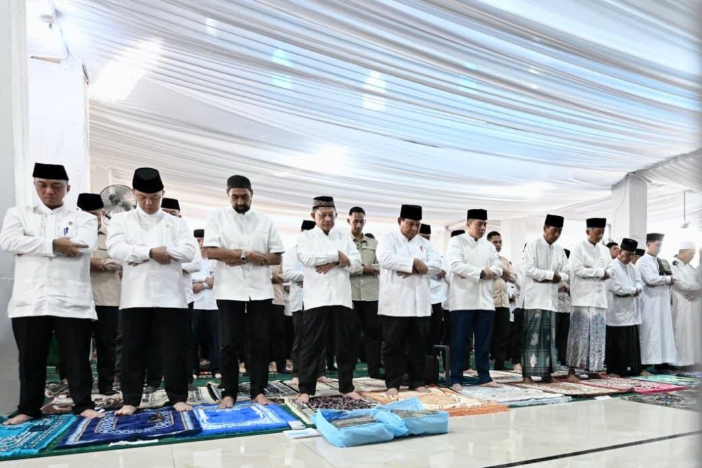 Presiden Prabowo Shalat Idulfitri dan Halalbihalal dengan Jemaah Masjid Darussalam Aceh Tamiang