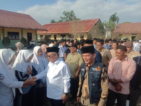 Wakil Bupati Aceh Tamiang Dampingi Mendikdasmen Pimpin Upacara Hari Pertama Sekolah di SMAN 4 Kejuruan Muda