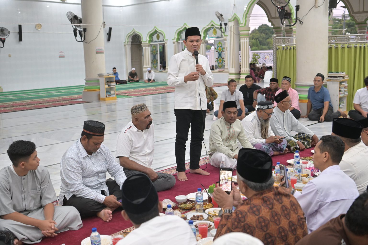 Wagub Aceh Buka Puasa Bersama Masyarakat Teupin Raya