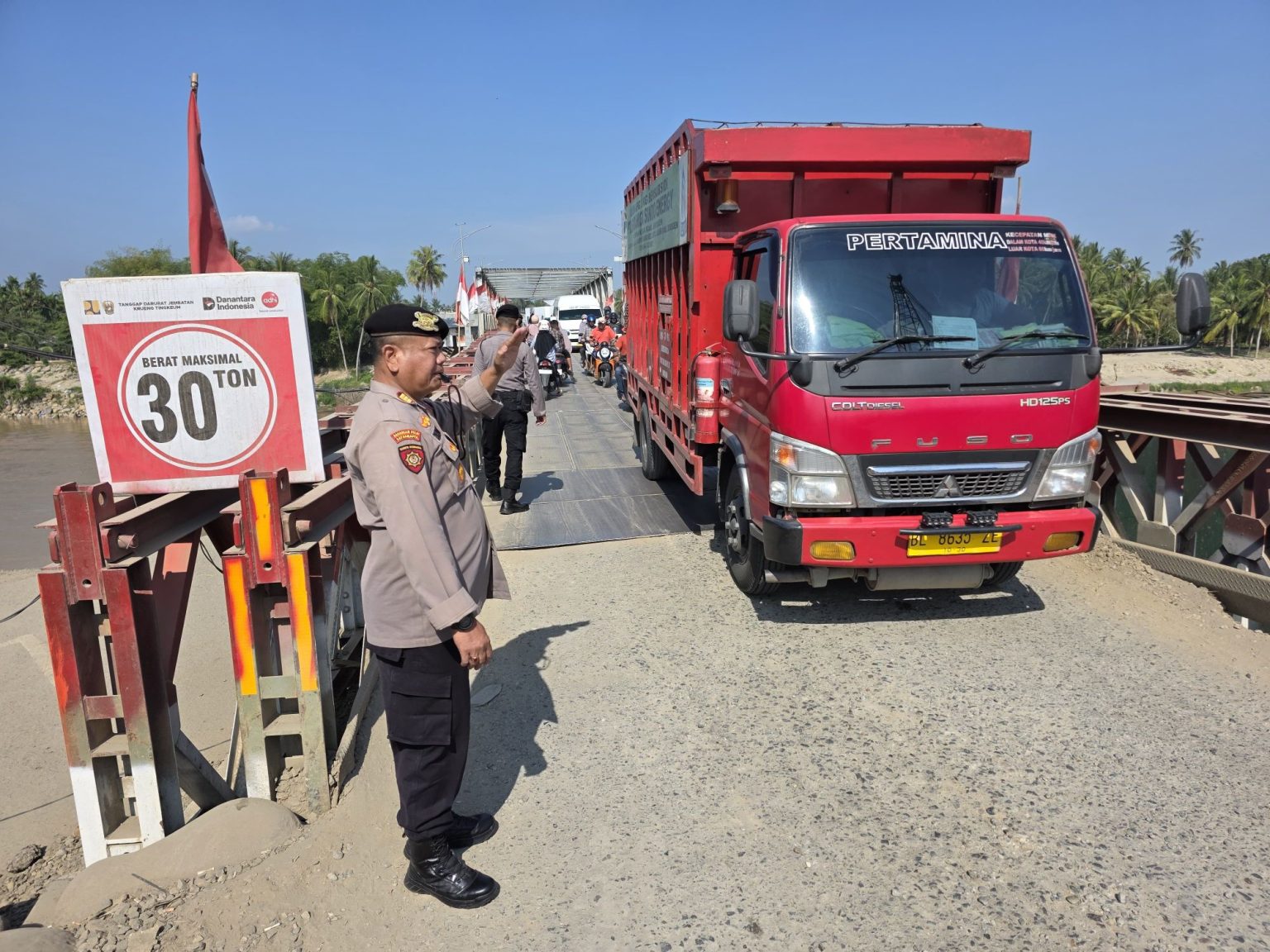 Polres Bireuen Pastikan Akses Jembatan Bailey Kuta Blang Lancar di Lalui Pengendara Saat Mudik