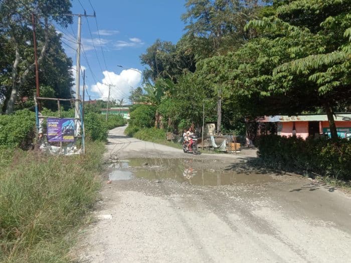 Kondisi Jalan Rusak Tanpa Perawatan Dari Warga Dan Pihak Terkait, Wisatawan Keluhkan Jalan Pantai Putih,Toba