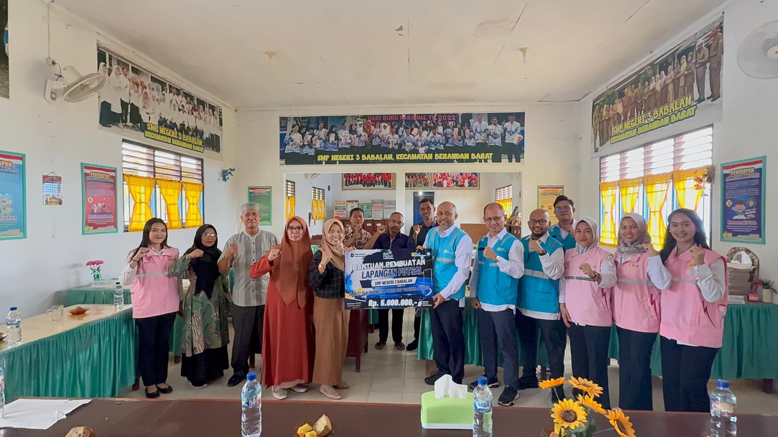 Dorong Pola Hidup Sehat Sejak Dini, PLN Indonesia Power Unit Bisnis Pembangkitan Pangkalan Susu Berikan Bantuan Berupa Pembuatan Lapangan Futsal kepada SMP Negeri 3 Babalan Kec. Berandan Barat