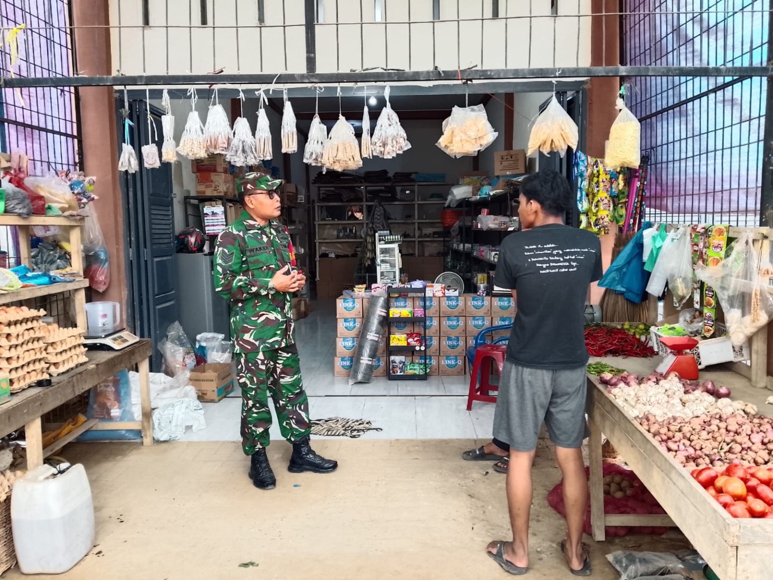 Babinsa Datangi Pasar, Pantau Harga Sembako Dan Komoditi