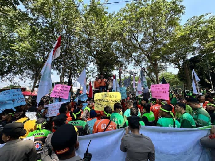 Para Pekerja Ojek Online Gelar Aksi Damai , Desak Tujuh Tuntutan Di Depan Gedung.DPRD Sumatera Utara.