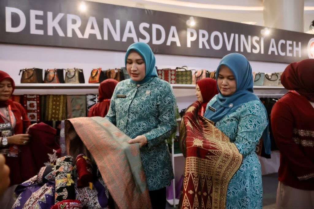 Pastikan Produk Kerajinan Diminati Pengunjung, Ketua Dekranasda Aceh Tinjau Stand Aceh di HUT Dekranas ke-46