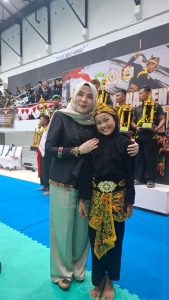 "Aqila Mirzani Amir, atlet Tapak Suci Kabupaten Bireuen, berfoto bersama Ketua IPSI Provinsi Aceh, Salmawati, usai tampil membawakan nomor seni tunggal pada penutupan Open Tournament Pencak Silat Piala Pangdam IM 2026."