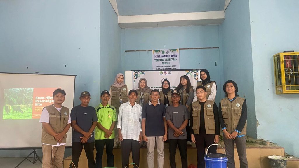 Mahasiswa KKN Universitas Riau Dorong Kemandirian Peternak melalui Inovasi Pakan Konsentrat dan Silase