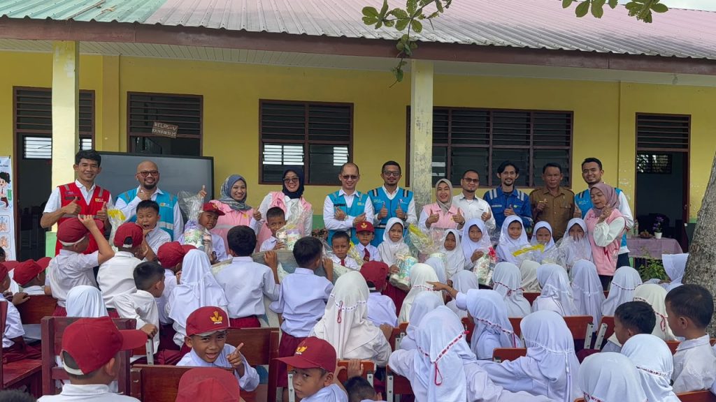 Cegah Penyakit Sejak Dini, PLN Indonesia Power UBP Pangkalan Susu Ajarkan Enam Langkah Cuci Tangan kepada Siswa SD