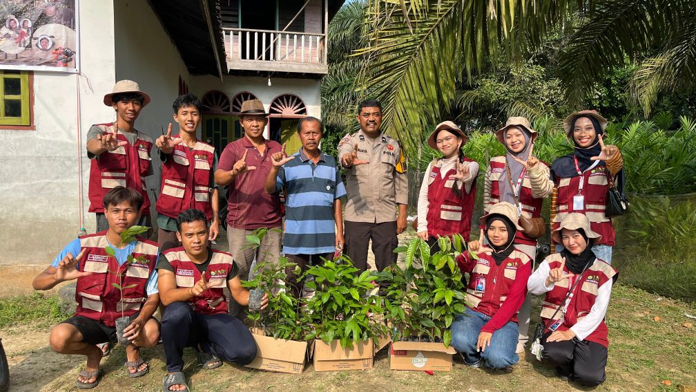 Mahasiswa KKN Universitas Riau Bersama Polsek Rengat Barat dan Masyarakat Laksanakan Penanaman Pohon Dukung Program Green Policing