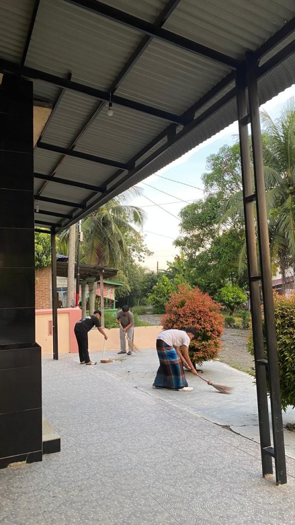 Mahasiswa KKN Kelompok 3 Desa Tebing Tanjung Selamat Melaksanakan Kegiatan Gotong Royong Bersama di Masjid An-Nur