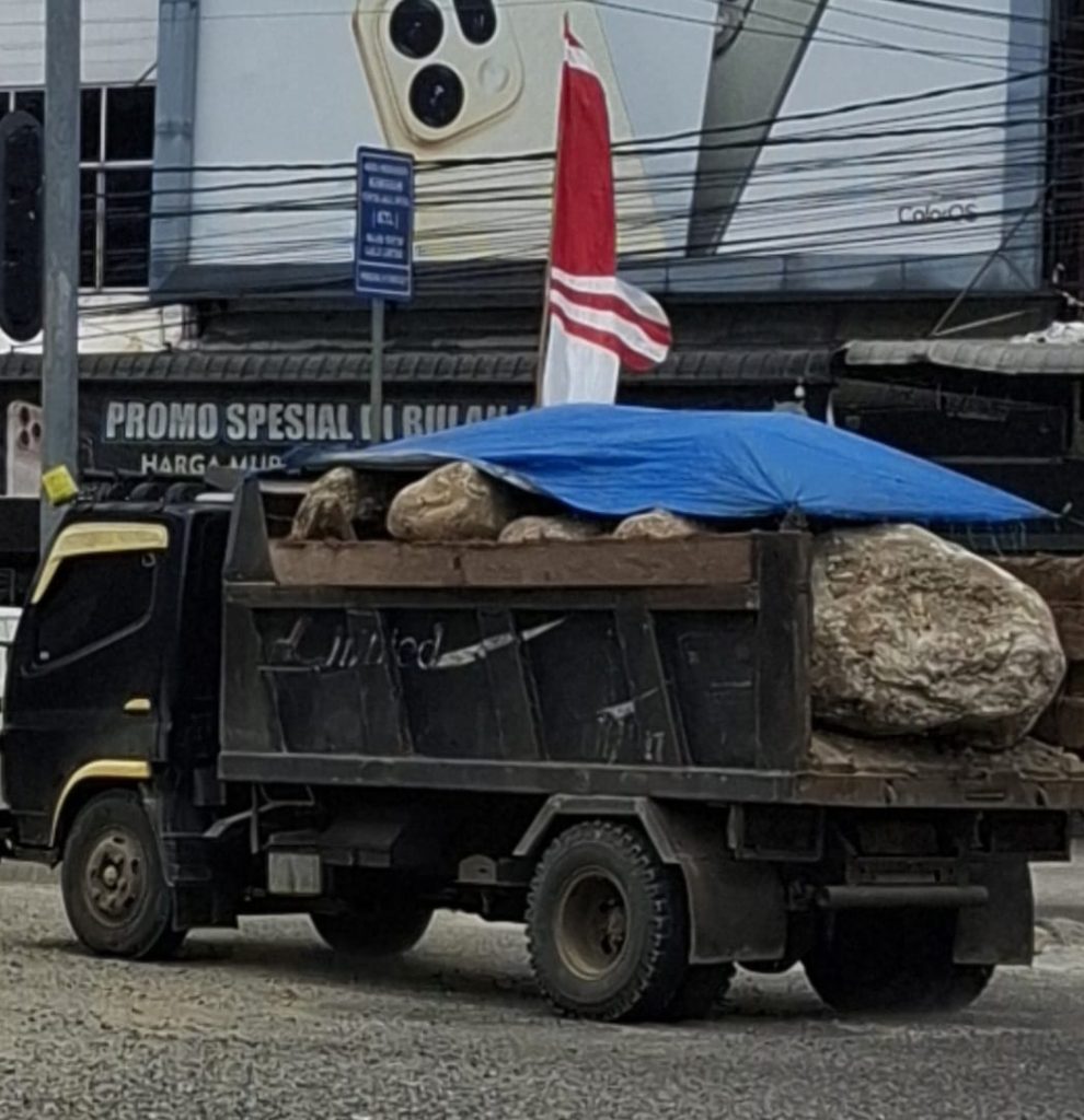 Disiplin Pengangkutan Bahan Galian Dipertanyakan, Truk Muatan Terbuka Melintas di Simpang Empat Bireuen