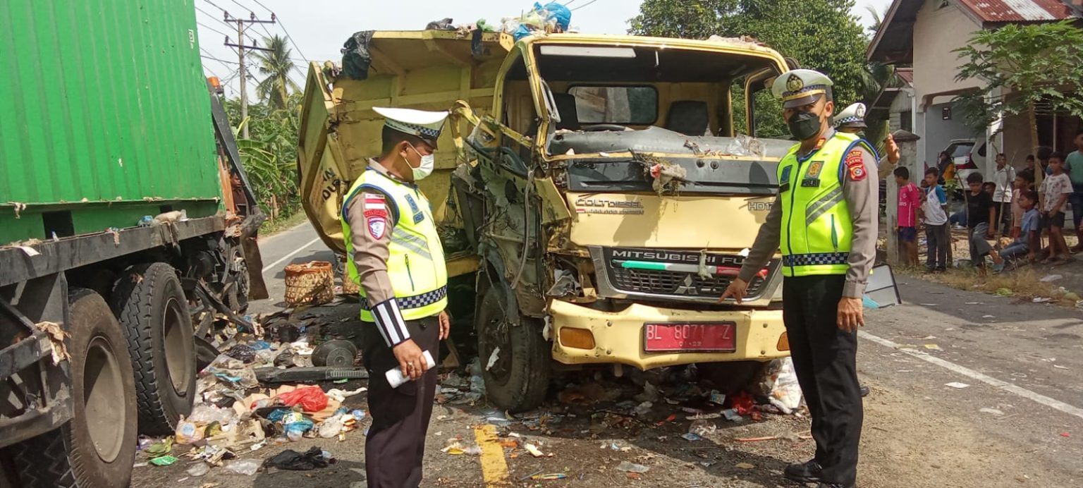 Polres Bireuen Gelar Olah TKP Kejadian Laka Lantas Antara Mobil Pengangkut Sampah dan Mobil Box