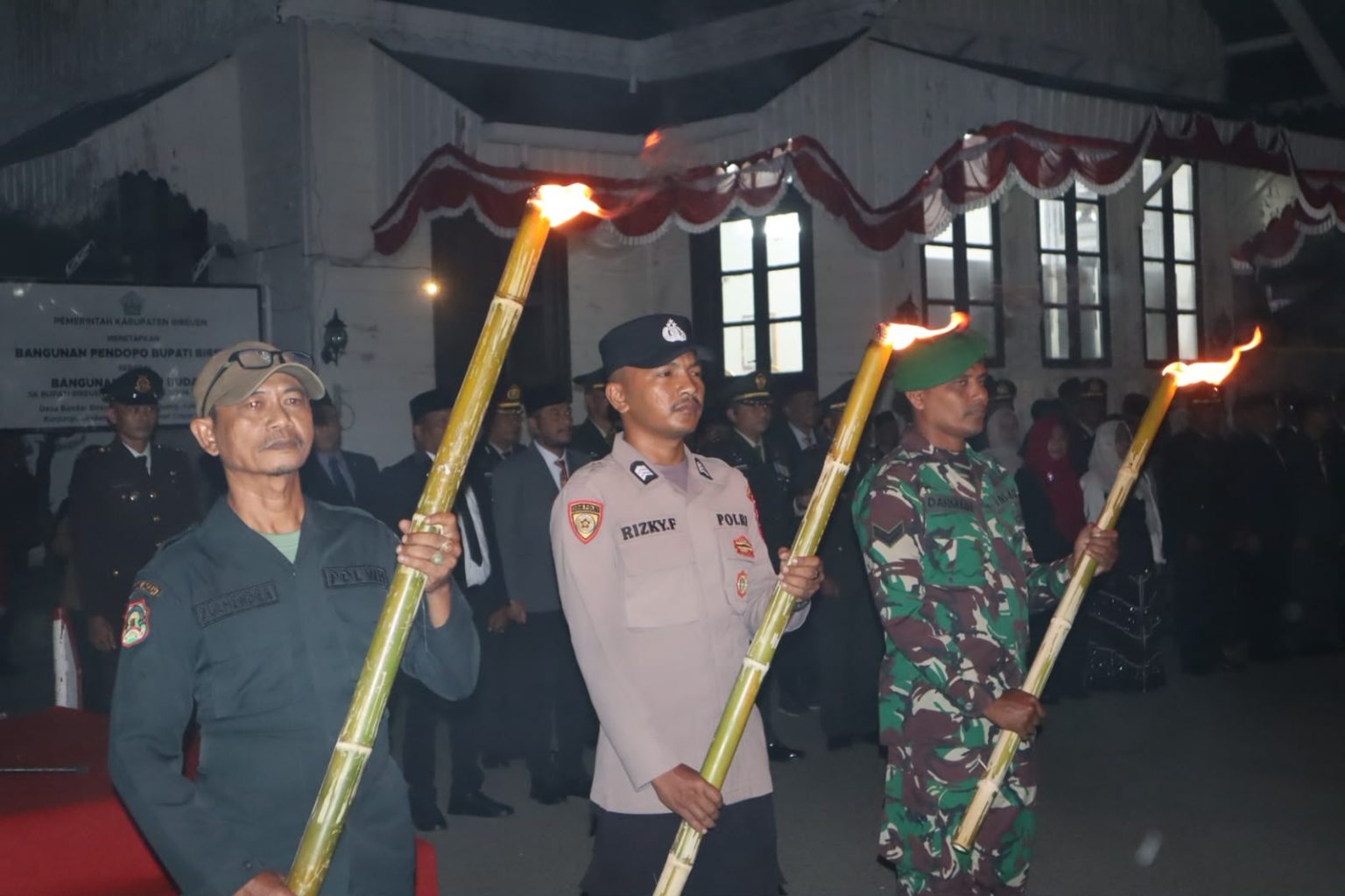 Polres Bireuen Ikuti Upacara Taptu dan Pawai Obor Sambut HUT Ke-81 Republik Indonesia