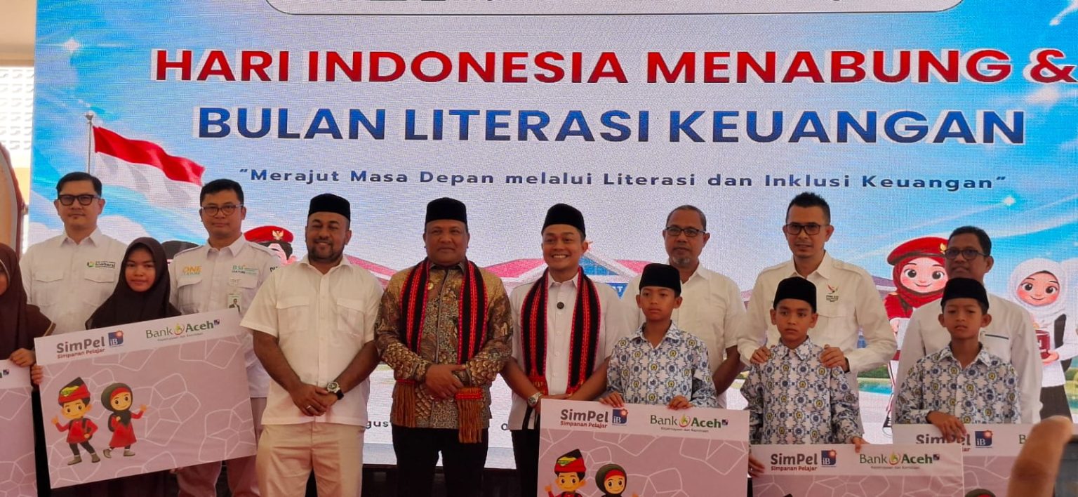 Dorong Budaya Menabung Sejak Dini, Bank Aceh Syariah dan BSI Serahkan 1.000 Rekening SimPel di Bireuen