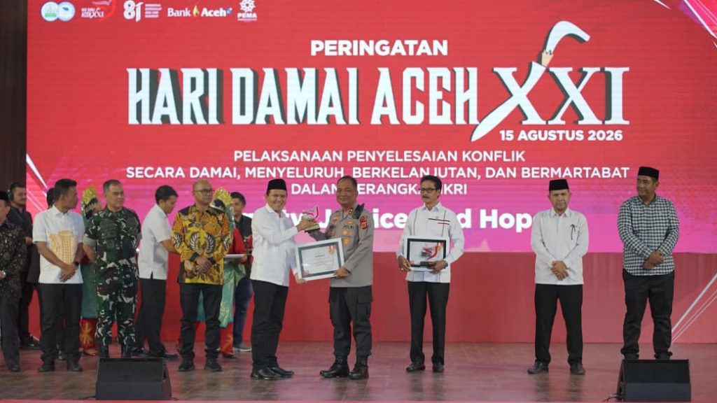 Hadiri Opening Ceremony HDA Ke-21, Kapolda Aceh Terima Penghargaan dari Gubernur