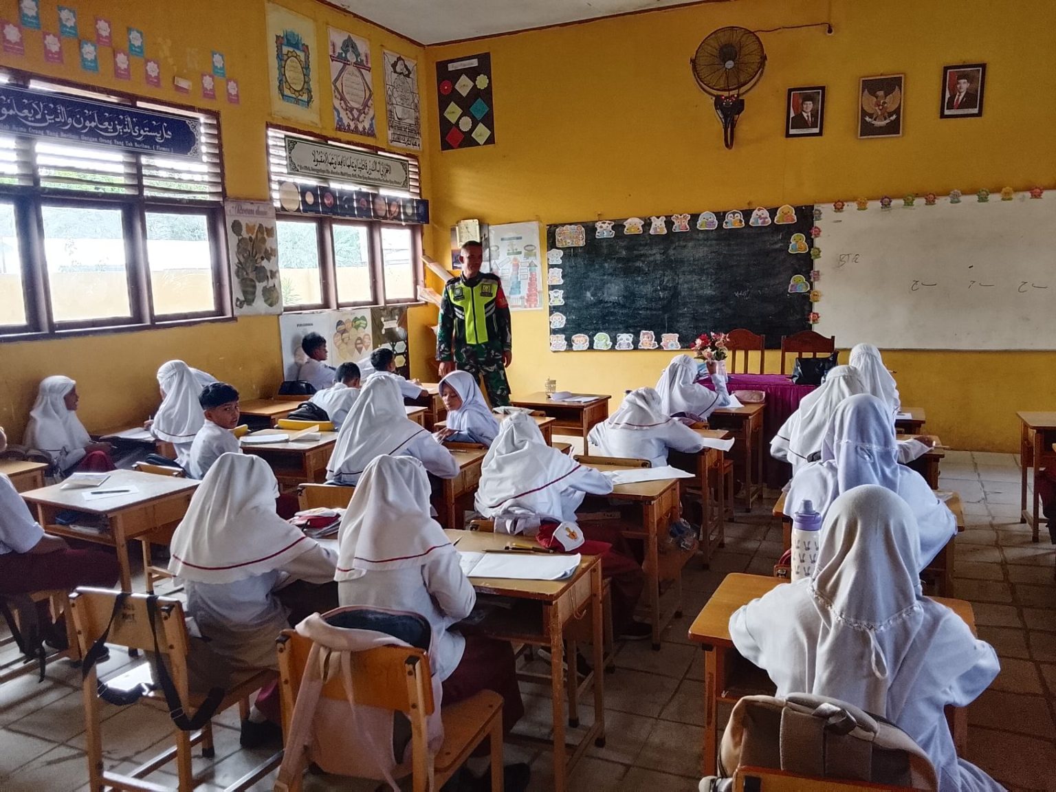 Babinsa Koramil 01/Bireuen Tanamkan Cinta Tanah Air kepada Generasi Muda
