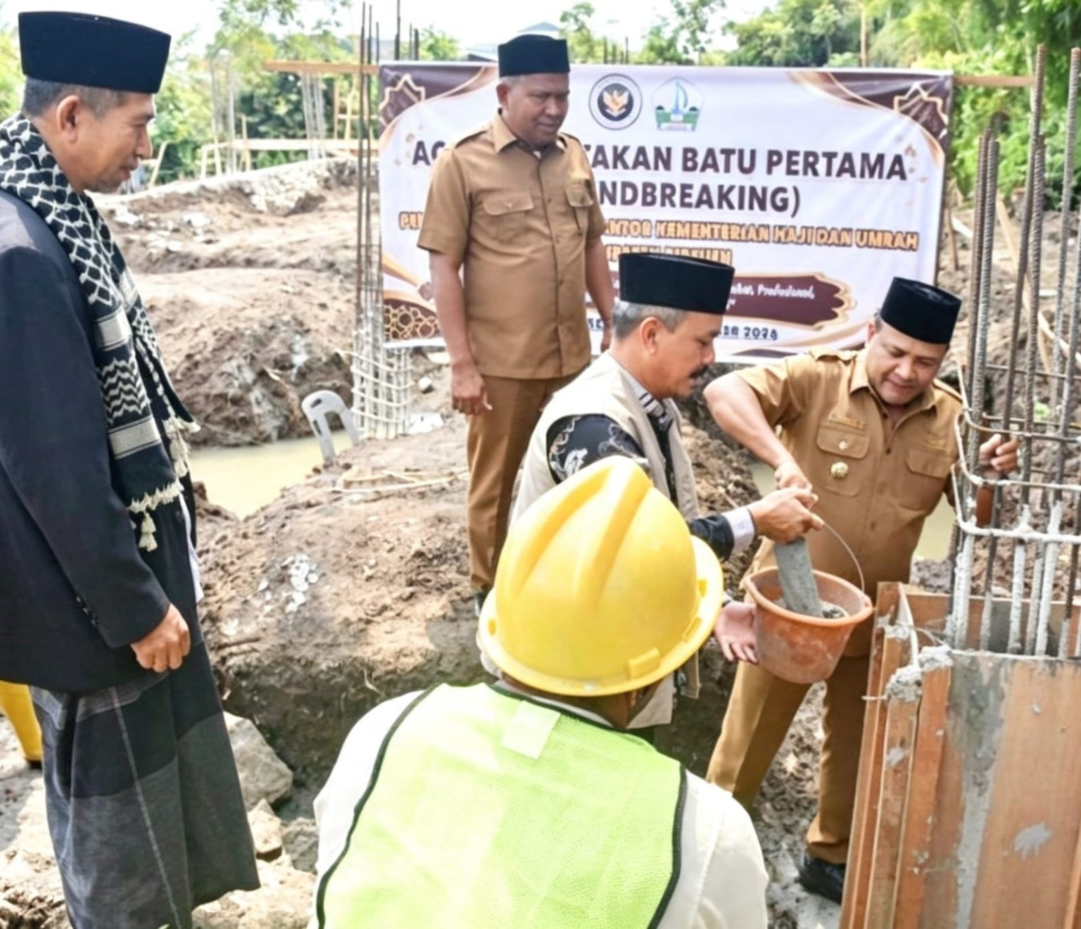 Bupati Mukhlis Letakkan Batu Pertama Gedung Kemenhaj dan Umrah Bireuen, Pelayanan Jemaah Diproyeksikan Makin Mudah