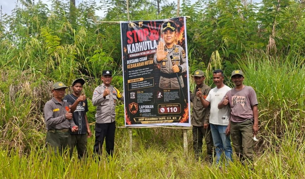 Personel Polres Aceh Tengah Pasang Spanduk Imbauan dan Sosialisasi Cegah Karhutla