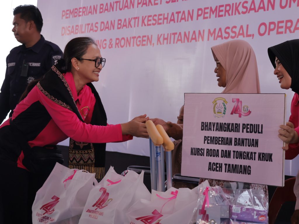 Ketua Umum Bhayangkari Serahkan 6.000 Paket Sembako untuk Masyarakat