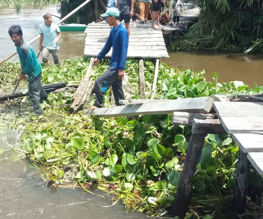 Tiga Jembatan Kayu Putus Diterjang Banjir, Warga Terpaksa Gunakan Perahu Karet untuk Beraktivitas