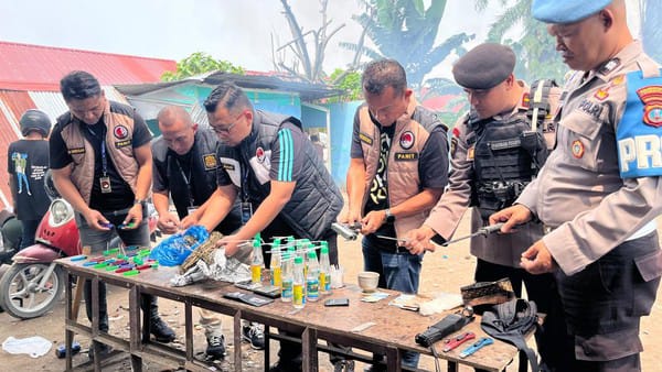 Dalam Kegiatan Gerebek Sarang Narkoba Di Kuta Limbaru,Polisi Temukan Sepucuk Pistol Dan Sejumlah Senjata Tajam