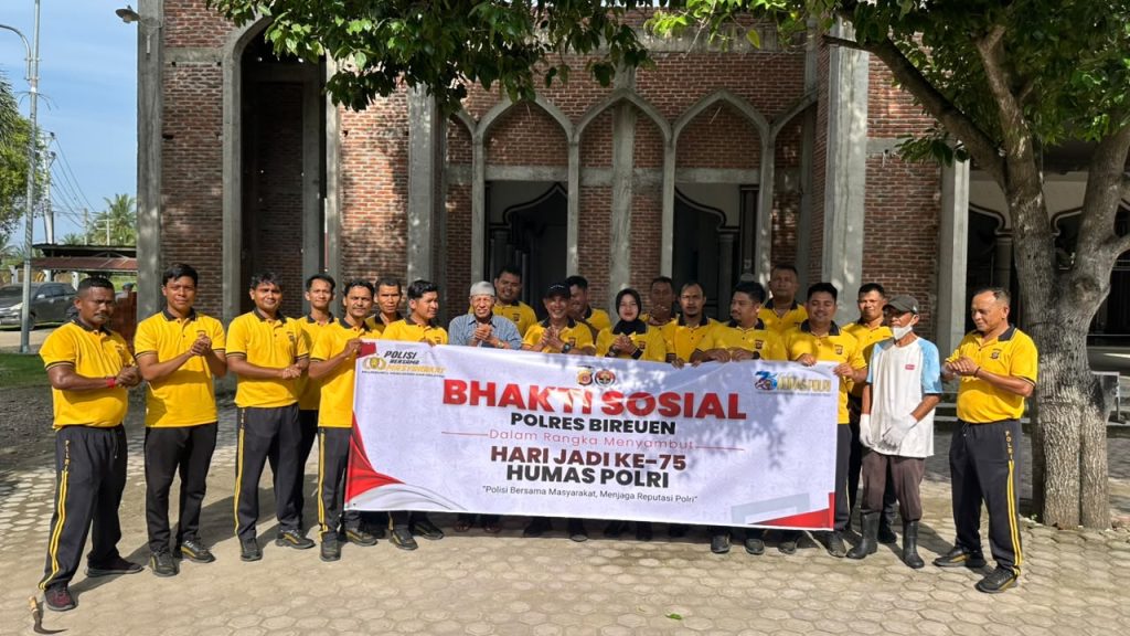 Sambut Hari Jadi Ke-75 Humas Polri, Polres Bireuen Gelar Gotong Royong di Masjid Baitul Izzah