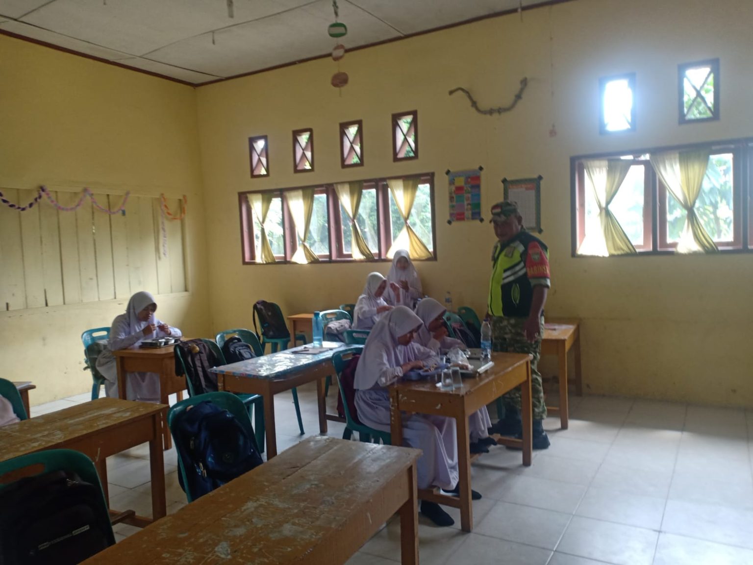 Babinsa Pantau MBG di MIN 2 Kuta Blang, Dukung Pemenuhan Gizi Siswa