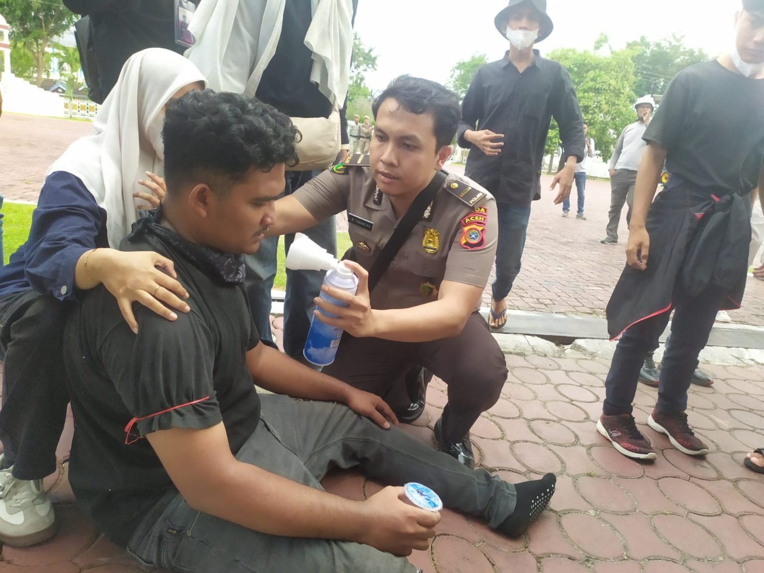 Polisi Sigap Bantu Masyarakat yang Sampaikan Aspirasi di Kantor Gubernur Aceh, Berikan Oxycan untuk Pertolongan Pernapasan